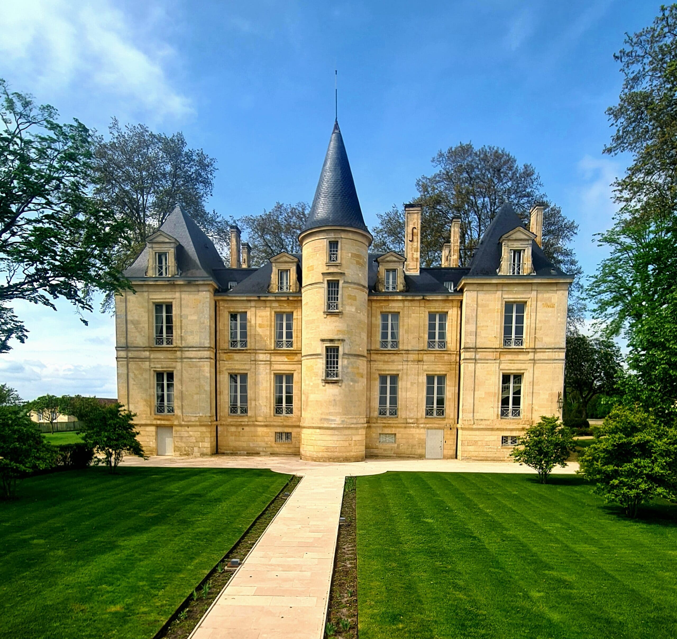 Château Comtesse Pichon-Lalande, Appellation Pauillac Vins Rouges de Bordeaux. Jardin.