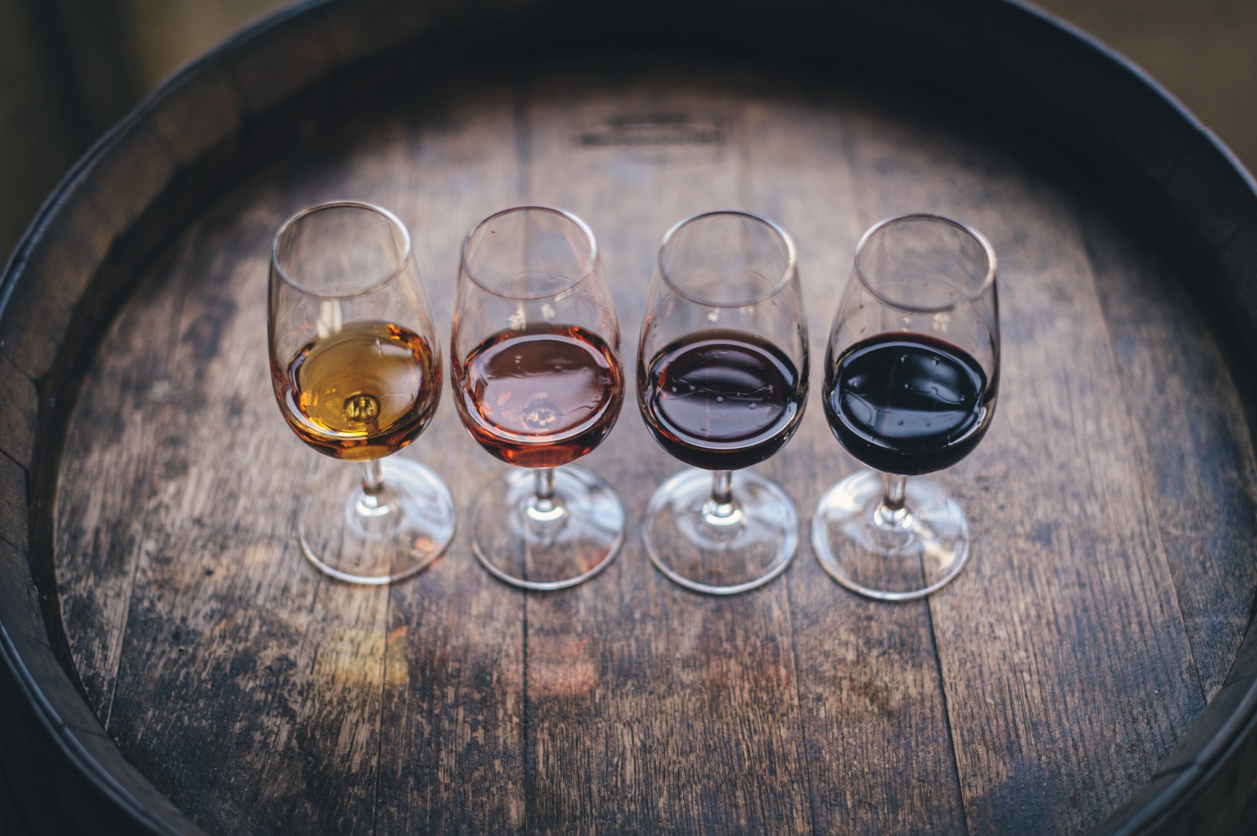 4 principales couleurs du vin, 4 verres sur barrique