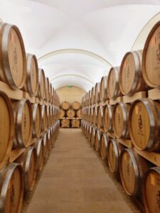 Série de barriques de chênes pour le veillissement de 'Armagnac. voutes blanches. Chateau Saint Aubin