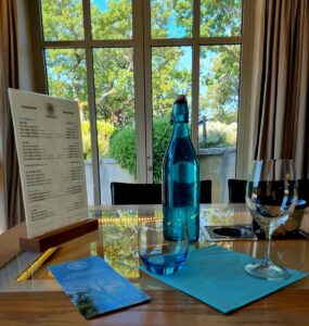 Set de dégustation au Chêne Bleu : verre a eau et carafe bleus, verre a vin, serviette et crachoir