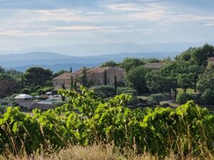 Le Chêne Bleu, dans un écrin de verdure