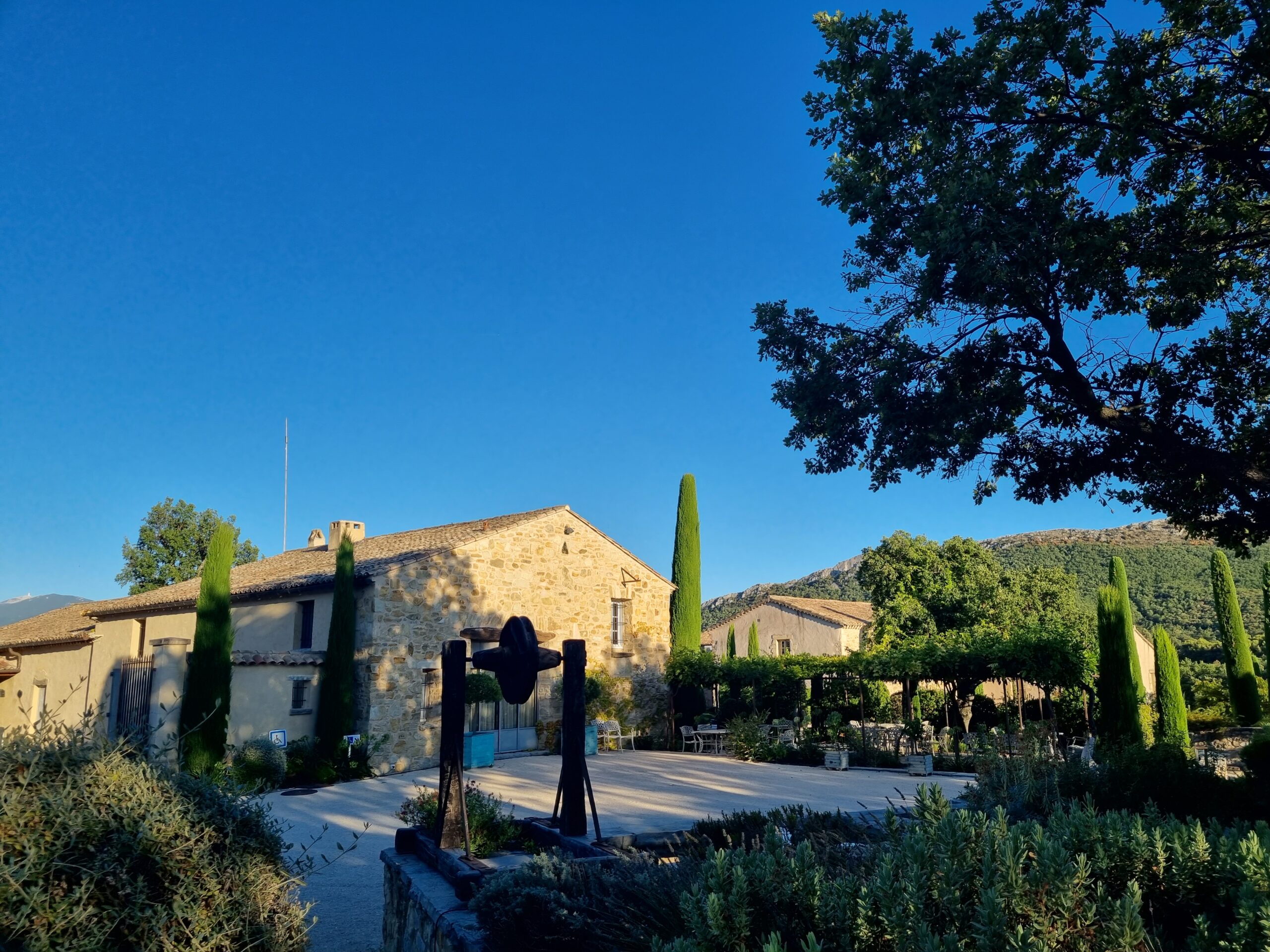 Joli mas provencal, avec ciel bleu