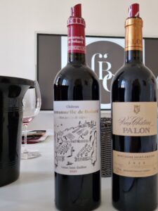 2 bouteilles de vin rouges prêtes à être dégustées : E. de Bouard et Vieux Château Pralon