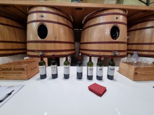 cuves bois avec un table et nappe blanche pour presenter les bouteille de vin rouge 