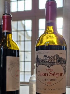 Bouteille de vin rouge Calon ségur St Estéphe 2022. contre jour de grandes baies vitrées