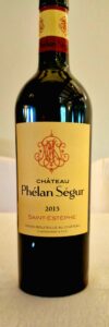 superbe boutille du vin rouge de chateau phelan segur, etiquette jaune foncé et logo rouge