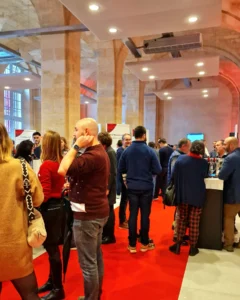 des dégustateurs marchent sur un beau tapis rouge, dans le couloir du palais de la Bourse de bordeaux